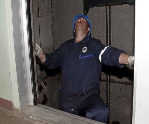 Жители Ярославля в шоке: лифт в их доме не работает уже 3 месяца